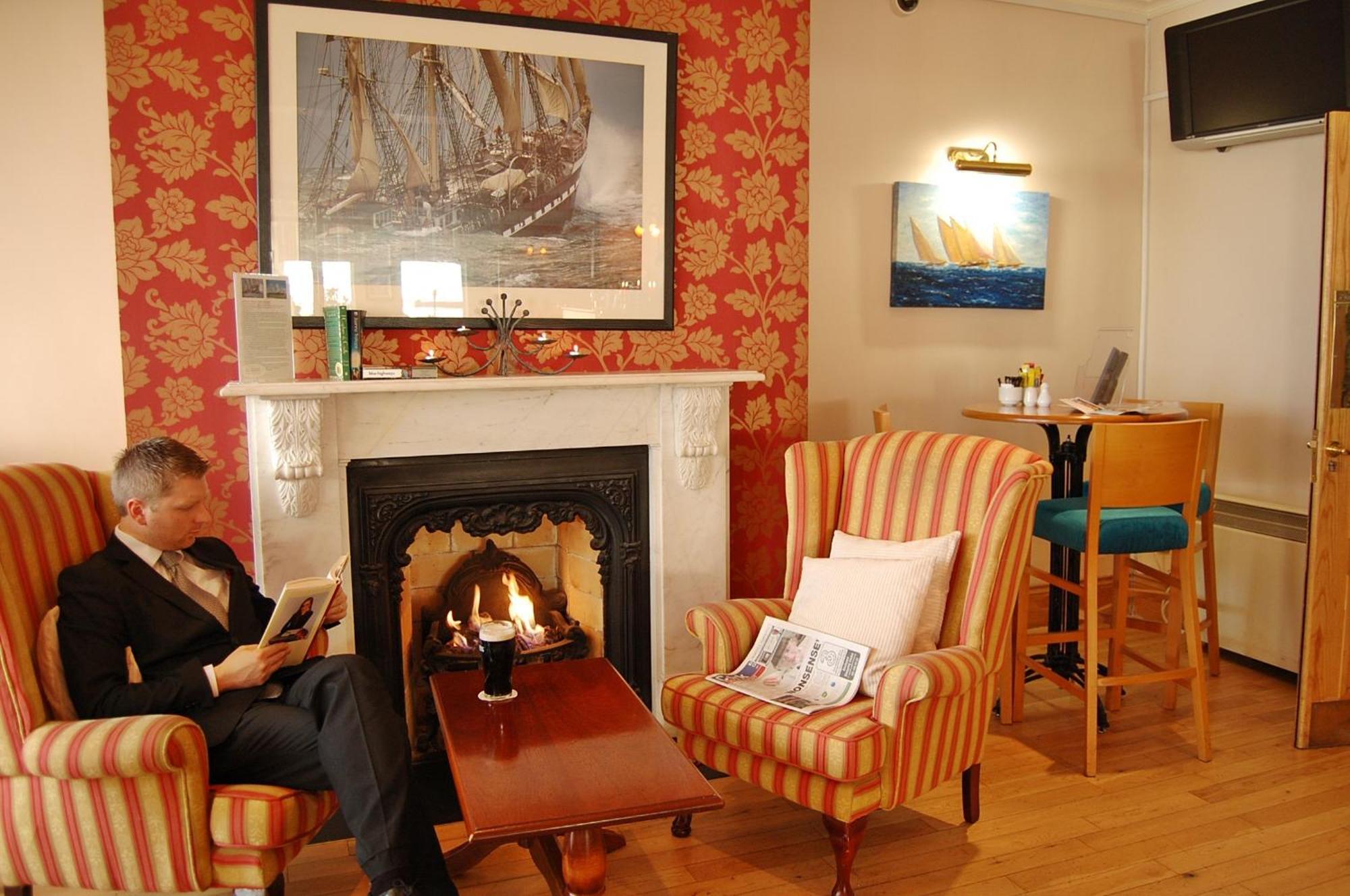 Watersedge Hotel Cobh Exteriör bild