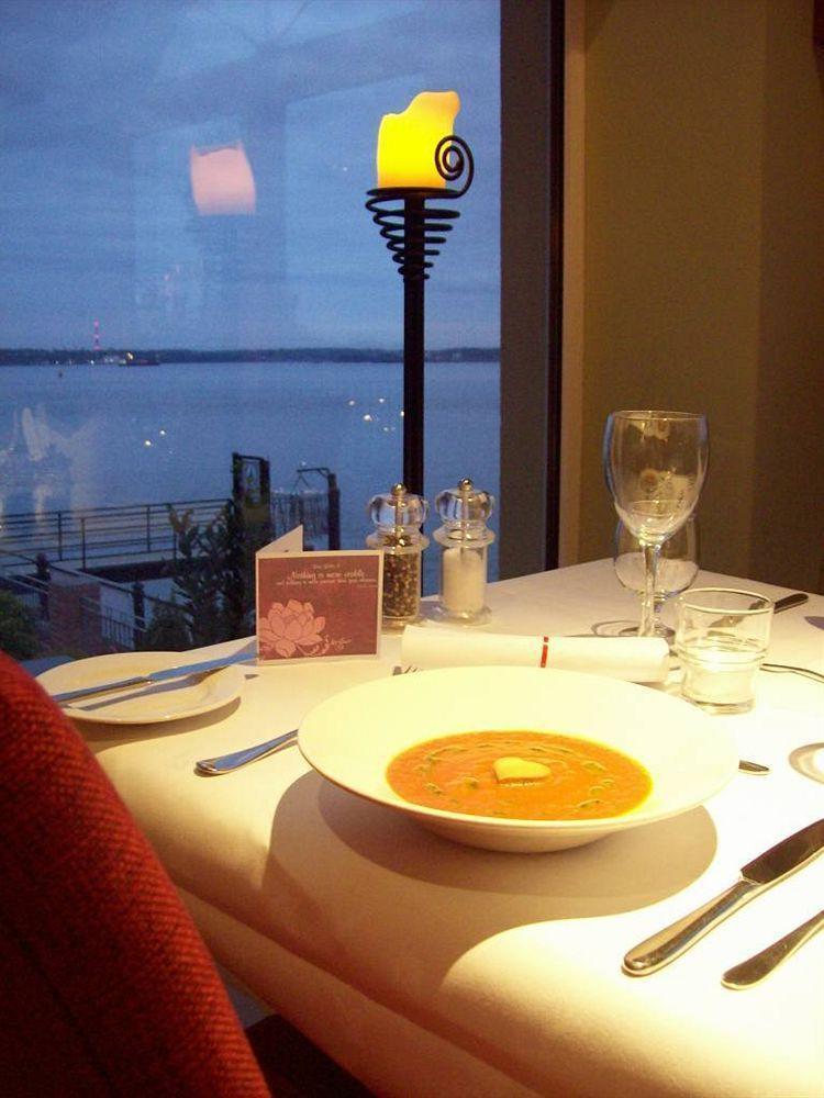Watersedge Hotel Cobh Exteriör bild