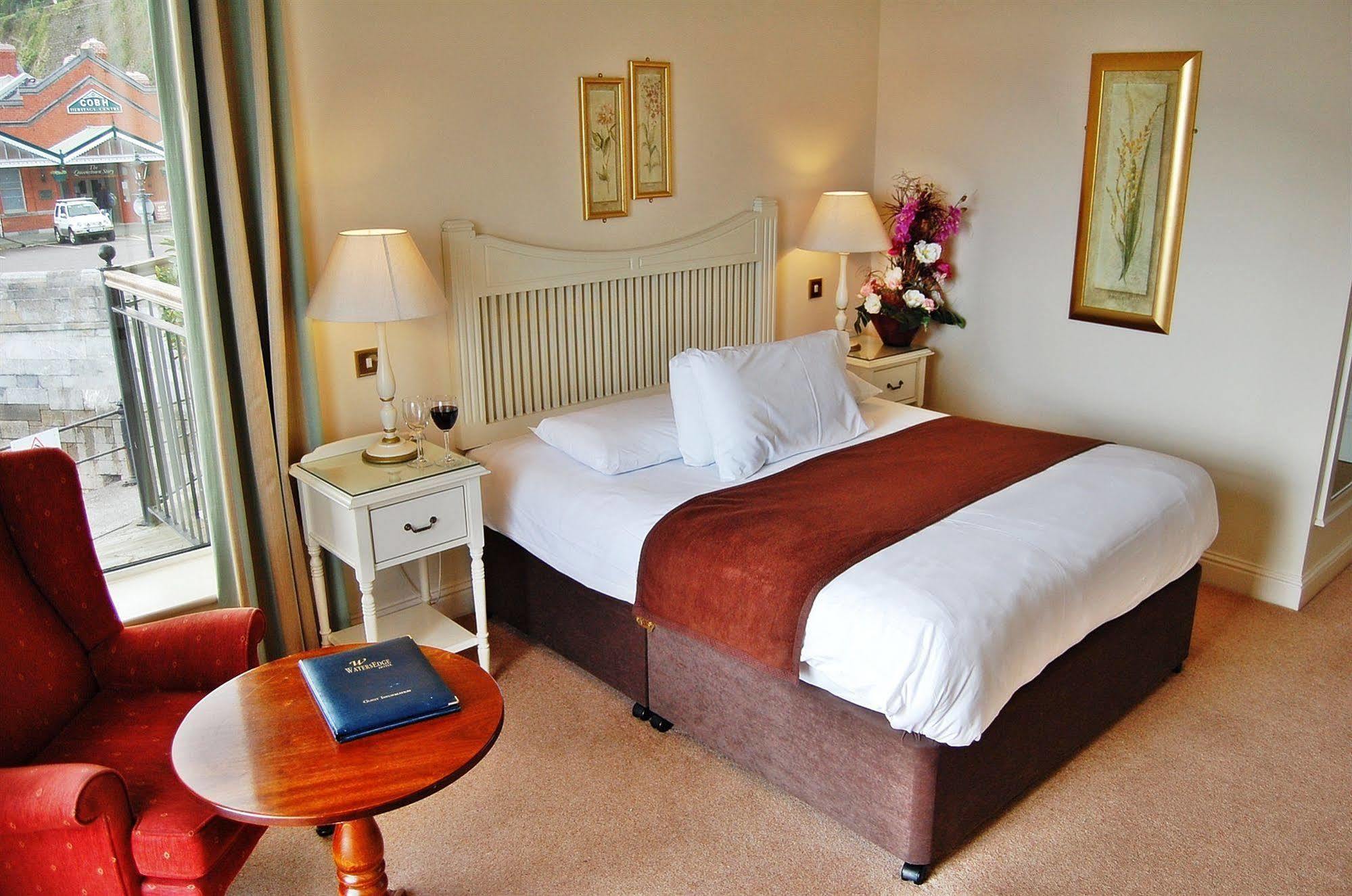 Watersedge Hotel Cobh Exteriör bild