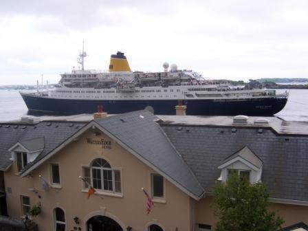 Watersedge Hotel Cobh Exteriör bild